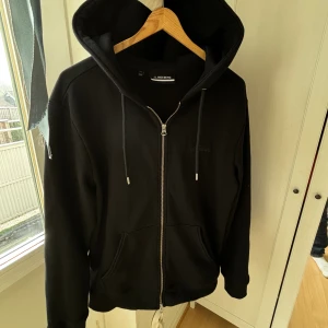 J.Lindeberg hoddie  - Hej säljer denna hoddien från j.Lindeberg, cond 9,5/10 använd ca 3 gånger, nypris 1399, storlek M