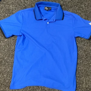 Cross pike  - Blå cross pike till barn str 158/164 i bra skick. Funkar fint som en golfpike också. Hör av dig vid eventuella funderingar!