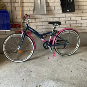En fin rosa barncykel som är köpt 2000 o sälj för bara 700kr en riktigt bra cykel som är använd i ungefär några månader men funkar fortfarande galant och innan köparen så tvättar vi såklart den skriv gärna om due intresserad