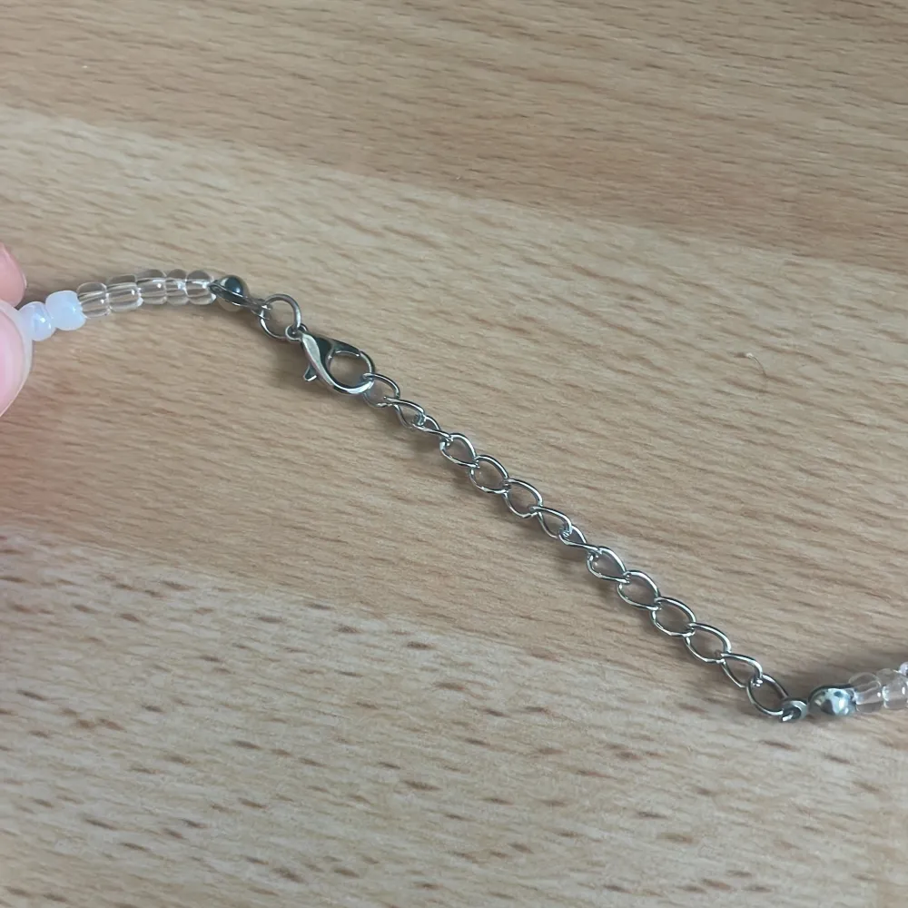 jättesöt vit halsband med hjärtan! köpt från shein 🤍🤍. Accessoarer.