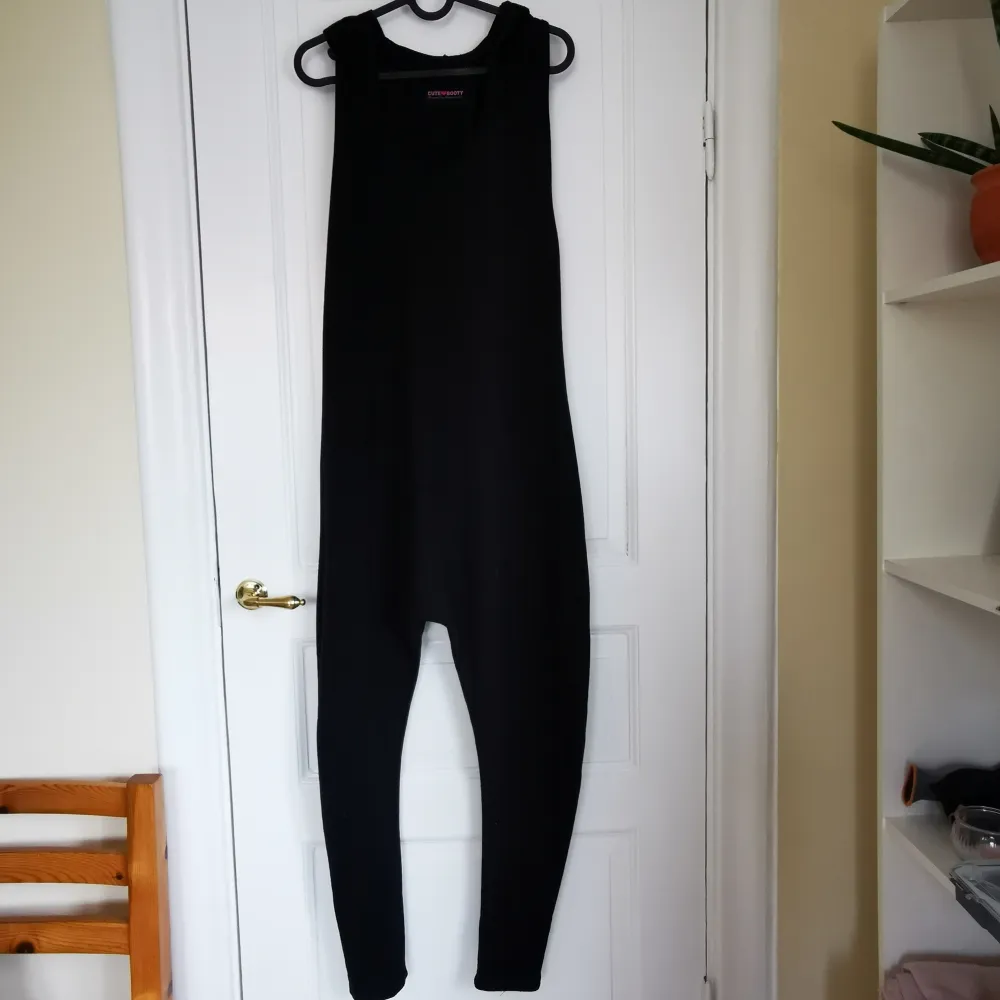Jumpsuit from Cute Bootie. Size L, but it also fits a M. It has a hoodie, a frontal pocket and its classic bootie effect (always fits perfect!). Worn few times. Jeans & Byxor.