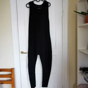 Jumpsuit from Cute Bootie. Size L, but it also fits a M. It has a hoodie, a frontal pocket and its classic bootie effect (always fits perfect!). Worn few times