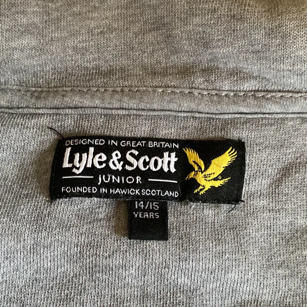 En ljusgrå Lyle & Scott hoodie i mycket bra skick. Perfekt till sommaren!. Hoodies.