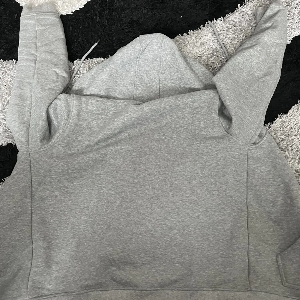 Säljer denna stilrena gråa Burberry zip hoodien i storlek M. Användt max 10 gånger och riktigt fet. Den är fortfarande i ett riktigt bra skick. Kvitto finns förstås.. Hoodies.