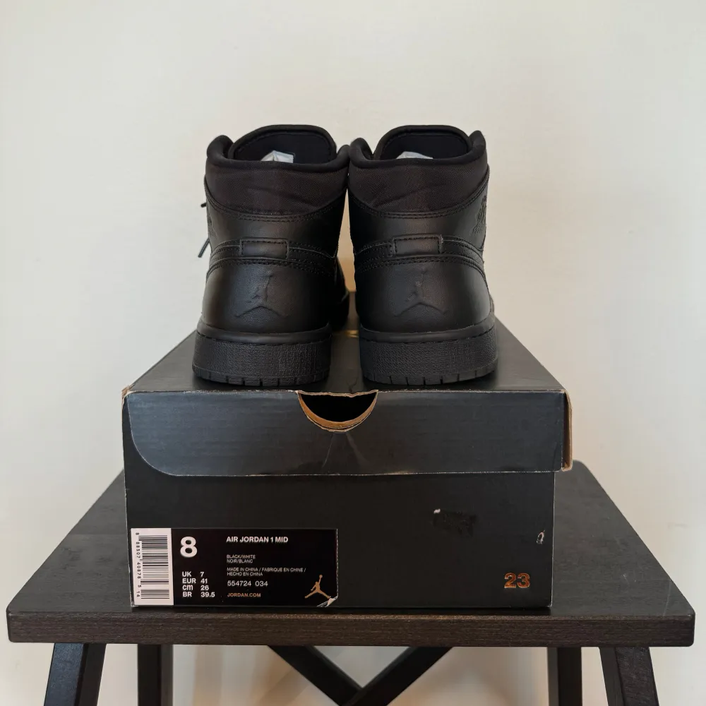 Ett par Nike Air Jordan 1 Mid Triple Black i storlek 41 (US 8/UK 7) använda i nyskick (se bilder) köpta i Las Vegas). Skor.