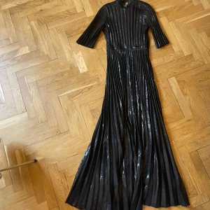 Balklänning other stories - Plisserad balklänning från otherstories. Skärp saknas. Trekvartsärm.