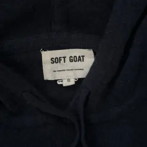 Säljer nu denna eftertraktade hoodie från lyxmärket Soft Goat. | Hoodien är i bra skick utan några defekter. | Storlek: S | Nypris: 3400 kr | Hör av er vid minsta fråga eller fundering :)