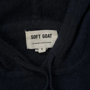 Soft Goat Hoodie - Säljer nu denna eftertraktade hoodie från lyxmärket Soft Goat. | Hoodien är i bra skick utan några defekter. | Storlek: S | Nypris: 3400 kr | Hör av er vid minsta fråga eller fundering :)