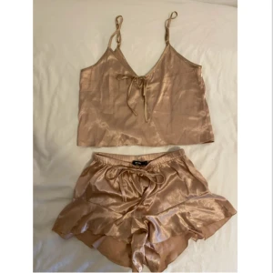 Pyjamas sett - Silke känsla på tyget