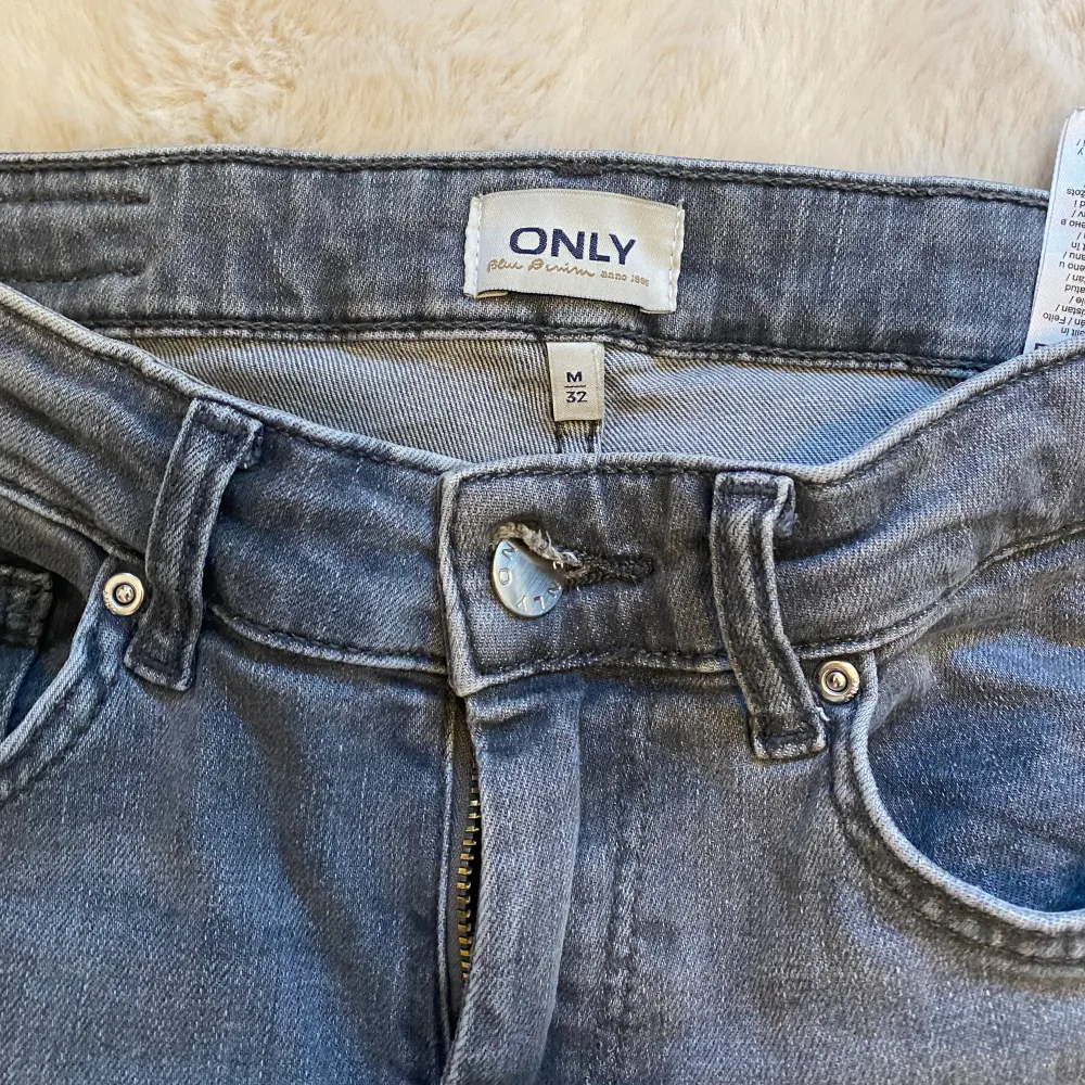 Säljer dessa midwaist jeans från Only. Skriv för frågor. Kan tänka mig gå ner i pris vid snabb affär. ❤️❤️ Storlek M men passar mig som oftast har storlek S. Jeans & Byxor.