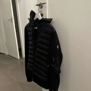Moncler Cardigan - Svart Moncler cardigan. Cond 8/10. Passr perfekt nu till kyliga sommarkvällar. Nypris Ca 8000. PM vid fler funderingar.