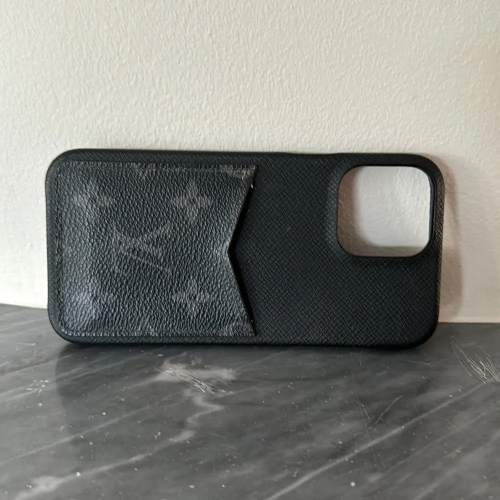Knappt använt äkta Louis Vuitton skal till iPhone 13 PRO Max säljes. Kvitto finns, nypris 3450kr. Övrigt.