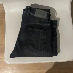Ett par Massimo dutti jeans med snygg tvätt. Säljer för dem är för långa för mig. Storlek eur 38 se bild. Skulle säga att de sitter som 30-32 eller 32-32