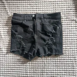 Jättesnygga shorts med slitningar, 