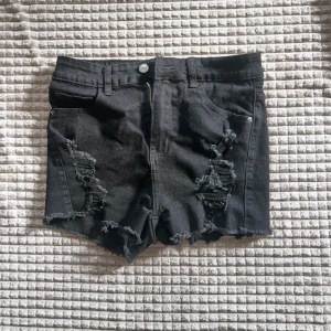 Jeansshorts  - Jättesnygga shorts med slitningar, 