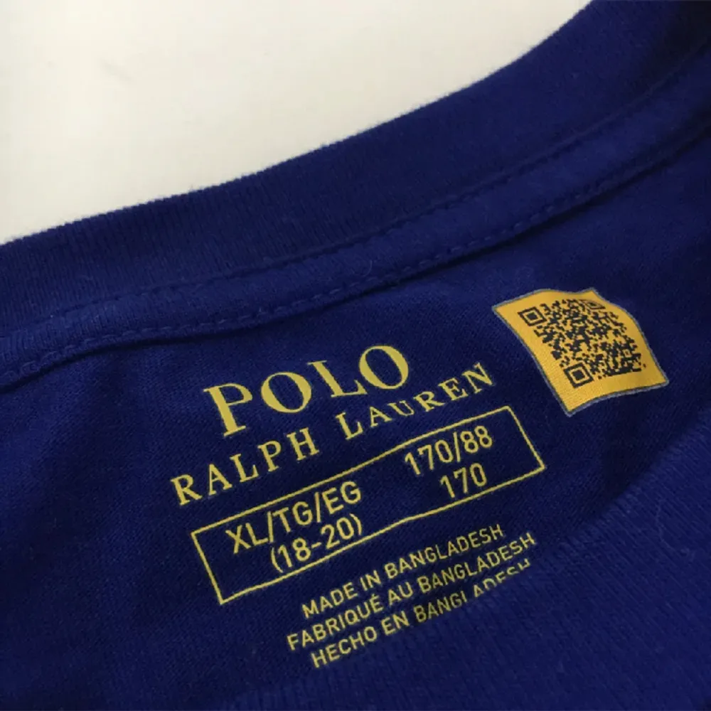Säljer skit snygg mörkblå polo tröja i perfekt skick knappt använd! Priset är ej hugget i sten.. T-shirts.