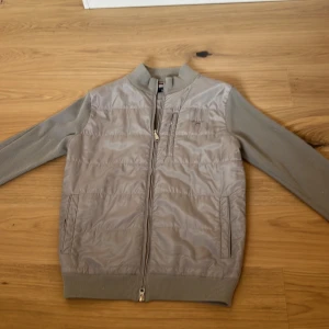 Gant Cardigan - Den är för liten på mig så säljer den nu. Hör av dig om du vill ha fler bilder. Storlek s/m.