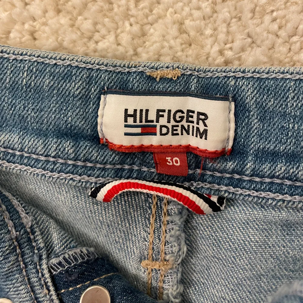 Säljer mina Tommy Hilfiger shorts då dem inte kommer till användning. Är i bra skick och i storlek 30 men passar mig som har S.. Shorts.