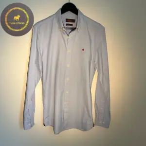 Säljer denna Morris skjorta som är perfekt till sommaren | Skicket är 9/10 och storleken är S | Vårt pris är 499 | Hör av dig vid minsta fundering! 