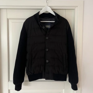 Herno cardigan  - Cardigan från Herno med knappar - Storlek: 52 passar large - Jackan är i ett väldigt fint skick utan några vesentliga defekter - Nypris: 5999 SEK - Mitt pris: 2499 SEK 