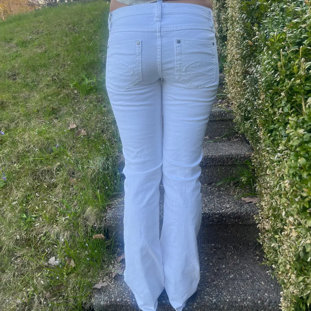  Vita låg midja jeans köpt second hand väldigt bra kvalitet använt ännu eller två gånger är lite för korta för mig skulle passa om man var kortare än 173 cm hon på bilden är 168 cm. Köpte för 550 men priset kan diskuteras . Jeans & Byxor.