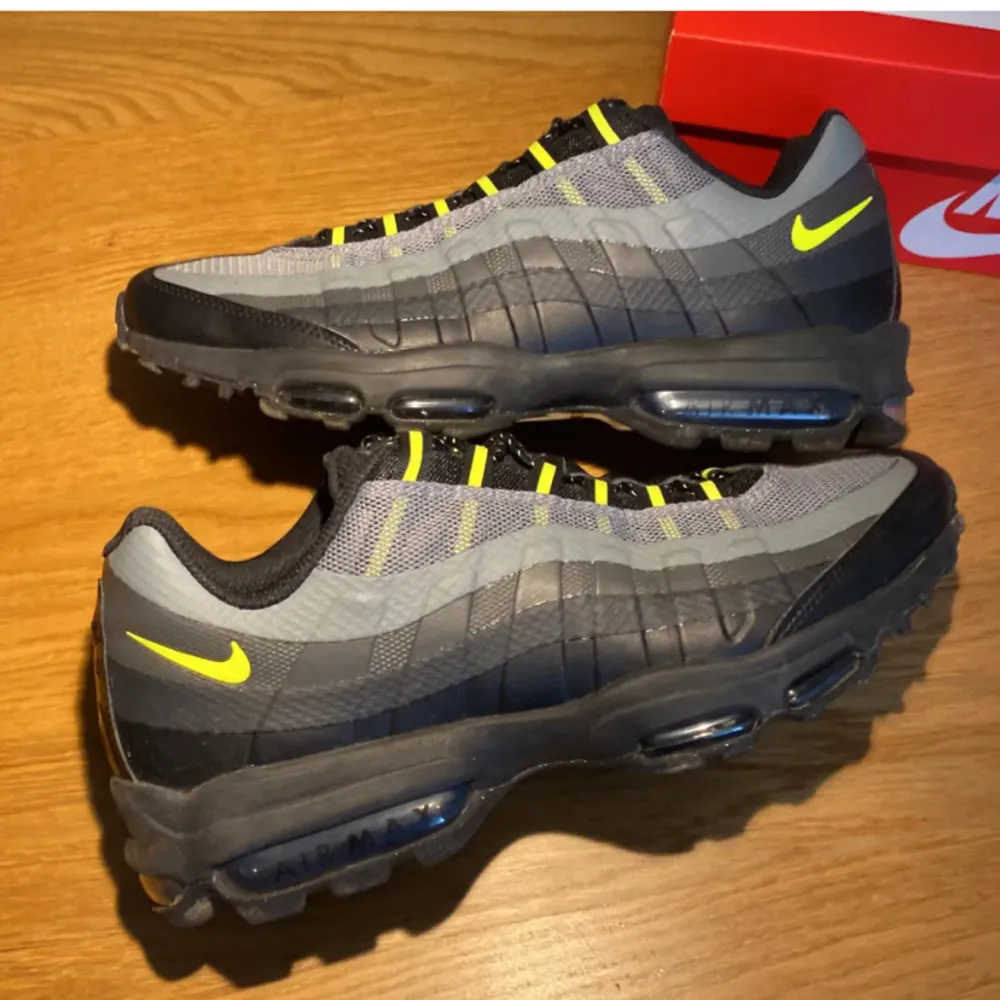 Äkta Nike air max 95 ultra. Har bara använt dem ett par gånger. Originalpris: 2300kr. Säljer för 1500kr. Lådan ingår ifall ni vill ha den. Pris går att diskutera!. Skor.