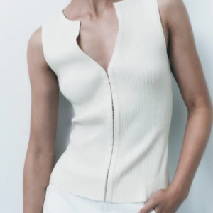 SÖKER - SÖKER‼️‼️‼️ Denna topp i vilken färg som helst, den bruna går också bra. I storlek xs eller s 