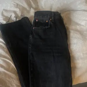 Säljer då helt nya svarta jeans från Gina då de inte passar, de har aldrig kommit till användning då de är för små, som helt nya inga difekter. De har slitt längst ner på benen som man ser på andra bilden💕Skulle säga att de är straight och mid waist.