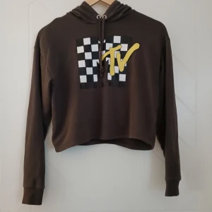 MTV tröja - Cropad tröja med tryck i gott skick 