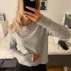 Stickad tröja  - Otroligt skön stickad tröja. Färgen är dessutom perfekt! Tycker inte om mig själv i grått, därför jag väljer att sälja. Tröjan har sällan blivit använd.🩶