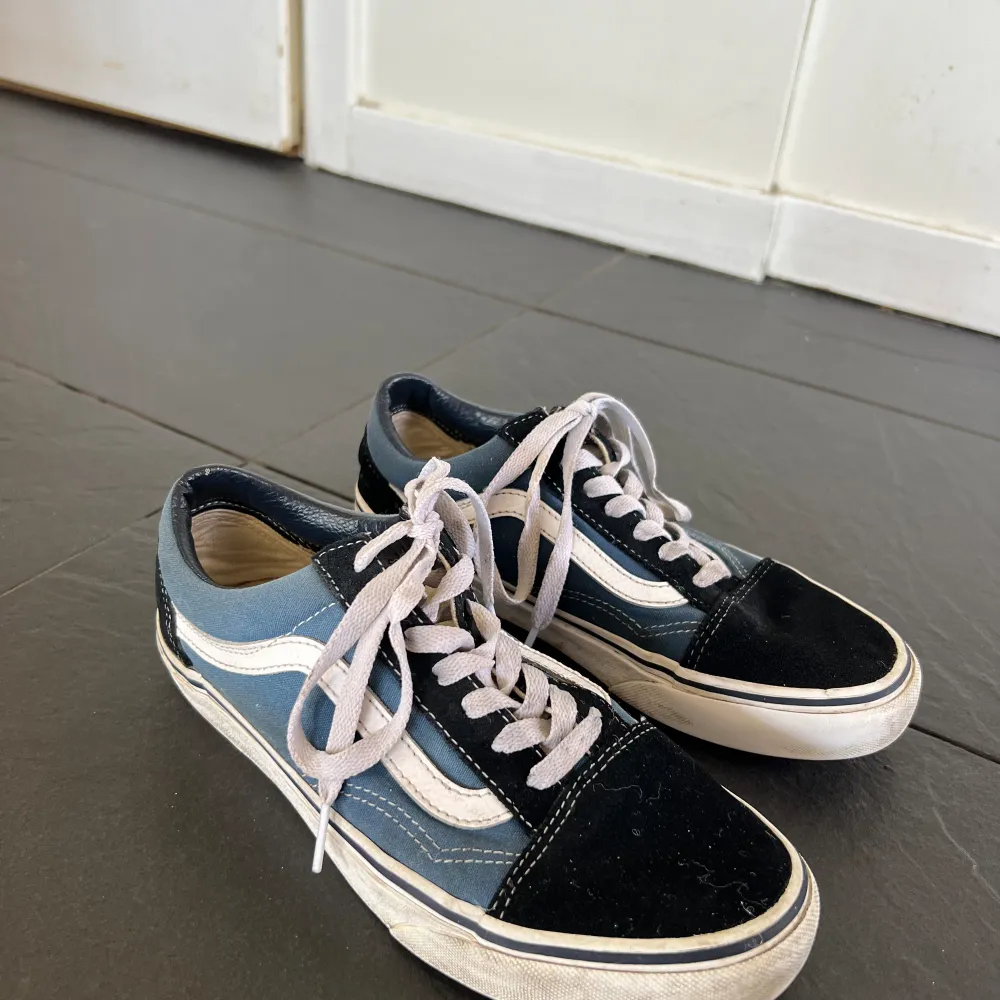 Sneakers från Vans! Använda men fortfarande i bra skick!. Skor.