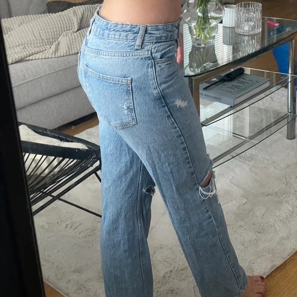 Slitna snygga Zara byxor till sommaren! Använda fåtal gånger, low waist. Storlek 34 men passar 36 Pris kan diskuteras . Jeans & Byxor.