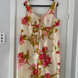 Ljusgul blommig klänning i strl 42 fr Joseph Ribkoff - Ljusgul blommig klänning i strl 42 fr Joseph Ribkoff.  Finns en liten minimal fläck i övrigt i fint begagnat skick.  Mått Över bröstet: ca 51 cm Längd från axeln o ner: ca 98 cm  97% bomull och 3% elastan  Kommer fr ett djur o rökfritt hem 