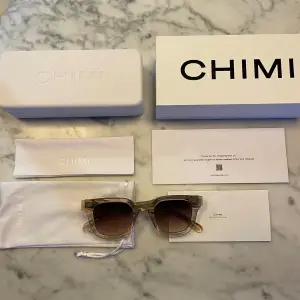 Säljer nu mina knappt använda Chimi 04 solglasögon. De är i toppskick och har inga defekter eller repor på sig. Allt OG medföljer som box, påse, putsduk och fodral (allt som är med på bilden). 