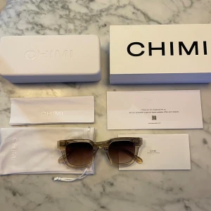 Chimi 04 - Säljer nu mina knappt använda Chimi 04 solglasögon. De är i toppskick och har inga defekter eller repor på sig. Allt OG medföljer som box, påse, putsduk och fodral (allt som är med på bilden). 