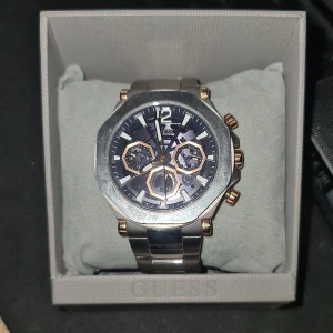 Guess klocka  - Herr guess klocka i superbra skick som jag har tröttnat på, og box ingår men har inte kvitto. Nypris ligger på ca 3k