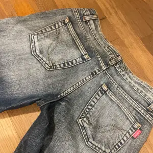 Säljer mina lågmidjade bootcut jeans som endast har används några få gånger! De är uppsydda längst nere men detta är inget man ser och är enkelt att sprätta upp om man vill ha de längre. Skriv om ni har några frågor💕