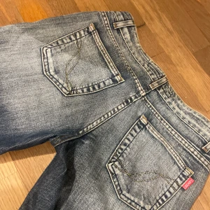 Lågmidjade bootcut jeans  - Säljer mina lågmidjade bootcut jeans som endast har används några få gånger! De är uppsydda längst nere men detta är inget man ser och är enkelt att sprätta upp om man vill ha de längre. Skriv om ni har några frågor💕