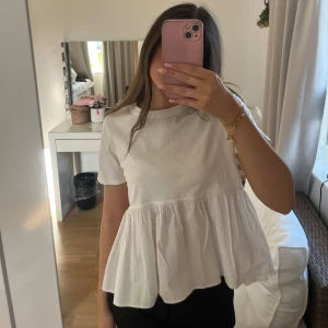 vit topp - En somrig å fin topp som är snygg till allt, den är i väldigt bra skicka!🩷