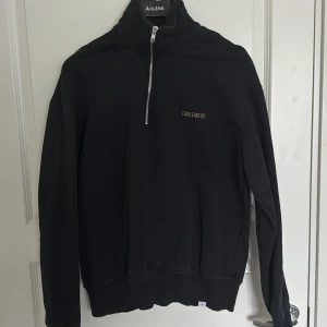 Svart Les Deux half-zip - Svart half-zip från märket Les Deux. Hyfsat bra skick.