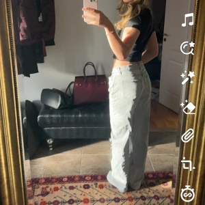 Lågmidjade raka jeans - Lågmidjade jeans gråa jeans som knappt har använts (behöver strykas). Passar mig som brukar ha 36 men blir lite mer loose fit.