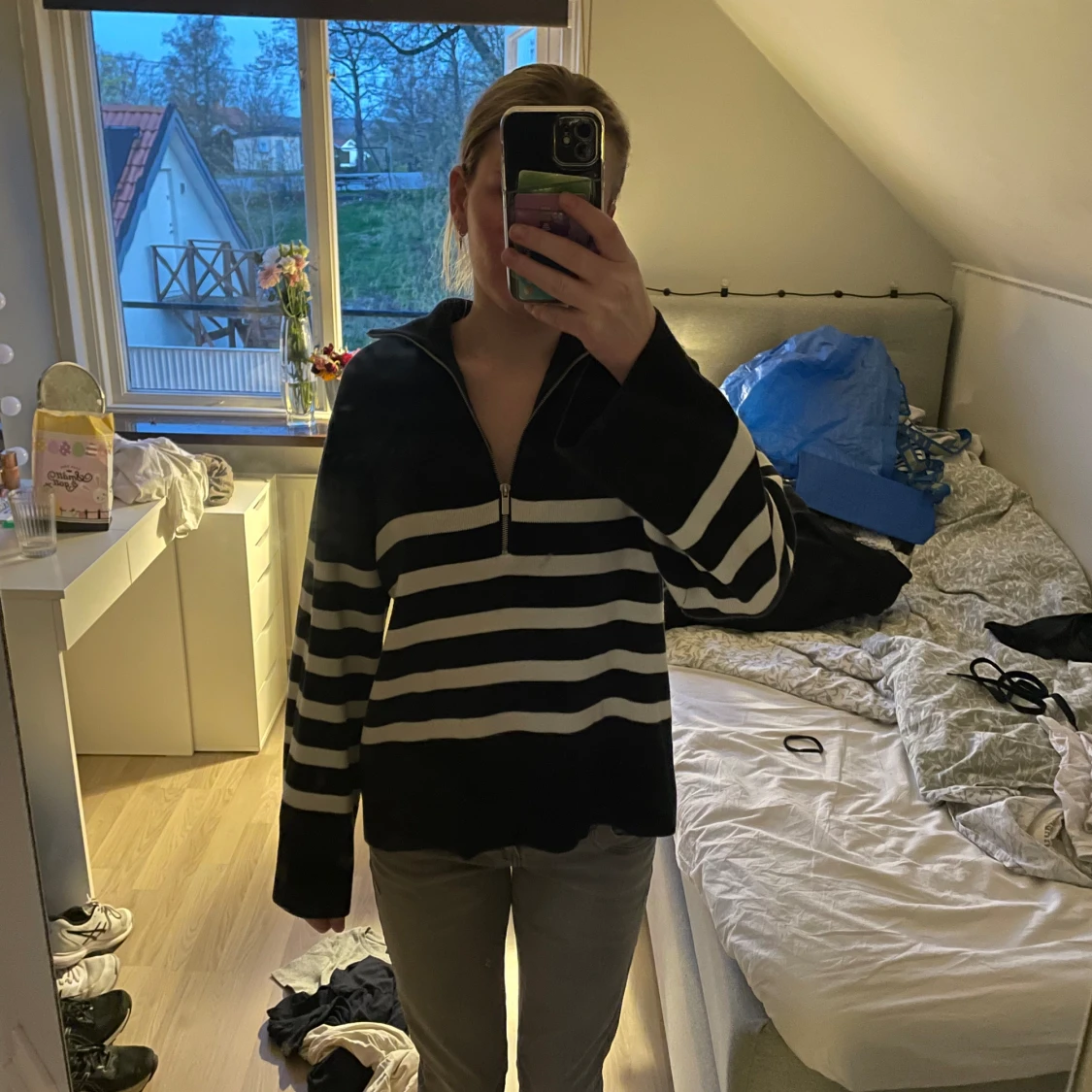 Mörkblå randig tröja