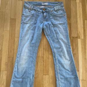 Ljusblåa Bootcut jeans från Lee  