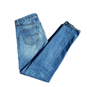 Tiger of Sweden jeans - Tjena, Säljer dessa feta tiger of Sweden jeans! Modell: regular fit, (kan passa som slim fit vid rätt storlek) Storlek: W32 L34, modellen är 171cm och väger 52kg och jeansen passar för stort. Skick: 9/10. Nypris: 1200kr Skriv självklart vid frågor!🙌