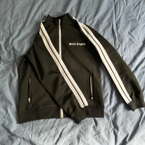 palm angels tröja - tja säljer nu min palm angels tröja i nyskick, den är knappt använd endast testad ett fåtal gånger. Hör av dig vid funderingar!