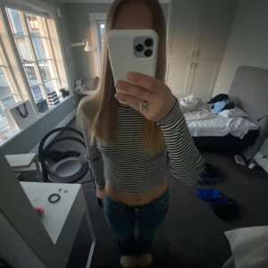 Svart och vitrandig tröja 💘 - Supersöt svart och vitrandig långärmad tröja 💗 Använd väldigt få gånger så i nyskick 💕 Storlek S 💘 Från arket 💓💓