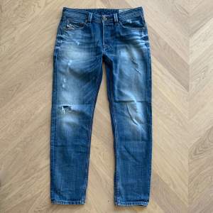Slitna Diesel Jeans i ragular fit skulle jag säga. Fint skick och slitningarna är en del av designen. Storlek 30/30. 