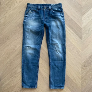 Diesel Jeans - Slitna Diesel Jeans i ragular fit skulle jag säga. Fint skick och slitningarna är en del av designen. Storlek 30/30. 