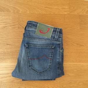 Säljer dessa slim jeans från Jacob Cohen i modellen 688. Storleken är 31.  Jeansen är i toppskick och har inga tecken på användning.
