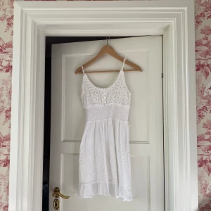Vit klänning - Så fin till studenten eller bara att ha på sommaren! Köpt i Frankrike på en marknad.  Använd en gång